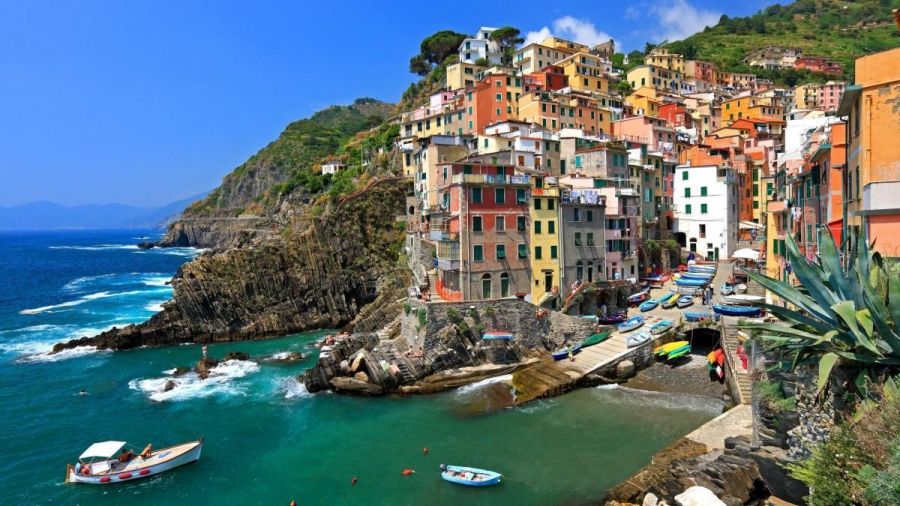 Italien_Cinque_terre_(Internet)Hafenfront-mit-Fischerbooten-Riomaggiore-Italienische-Riviera.jpg