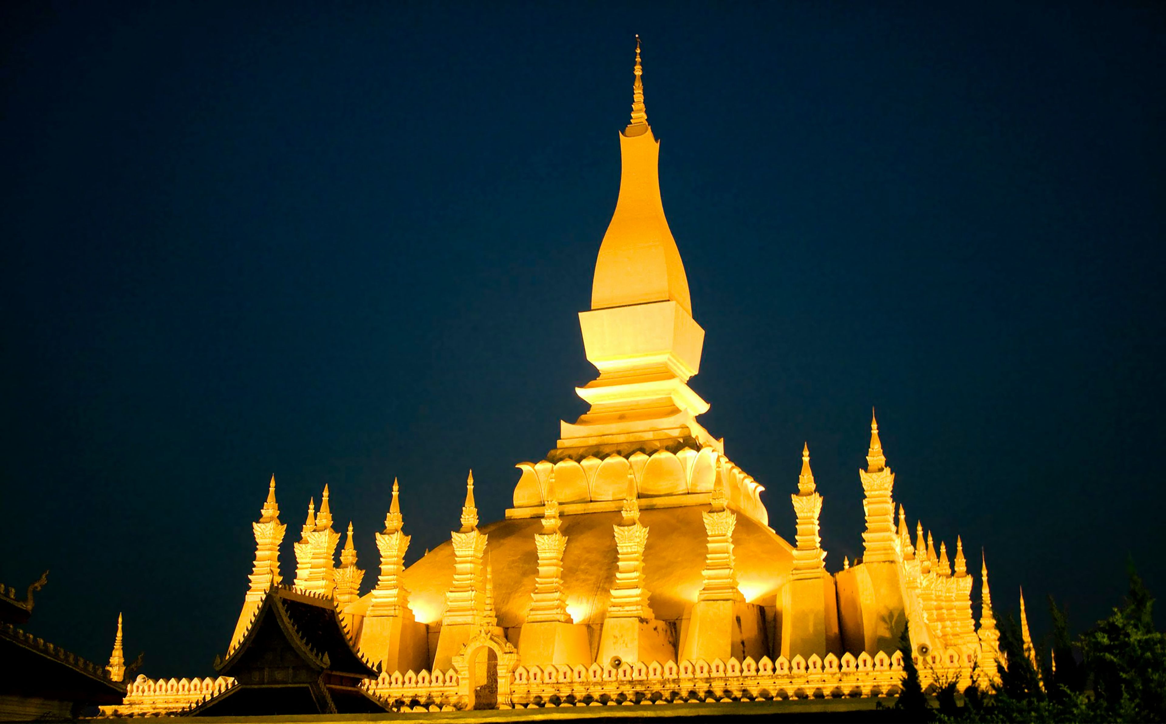 Laos Tempel bei Nacht